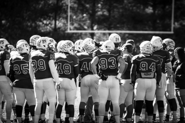Offense leads Scots to key win during Homecoming
