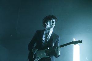 Matt Healy of The 1975 performs at The Knoxville Civic Auditorium. Photo by Clair Scott.
